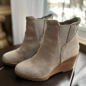 Sorel women’s gray boots